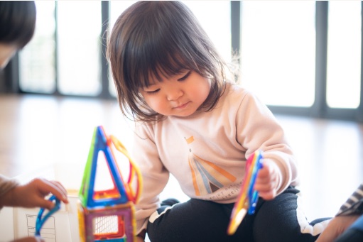 マグネットブロックで遊ぶ子ども