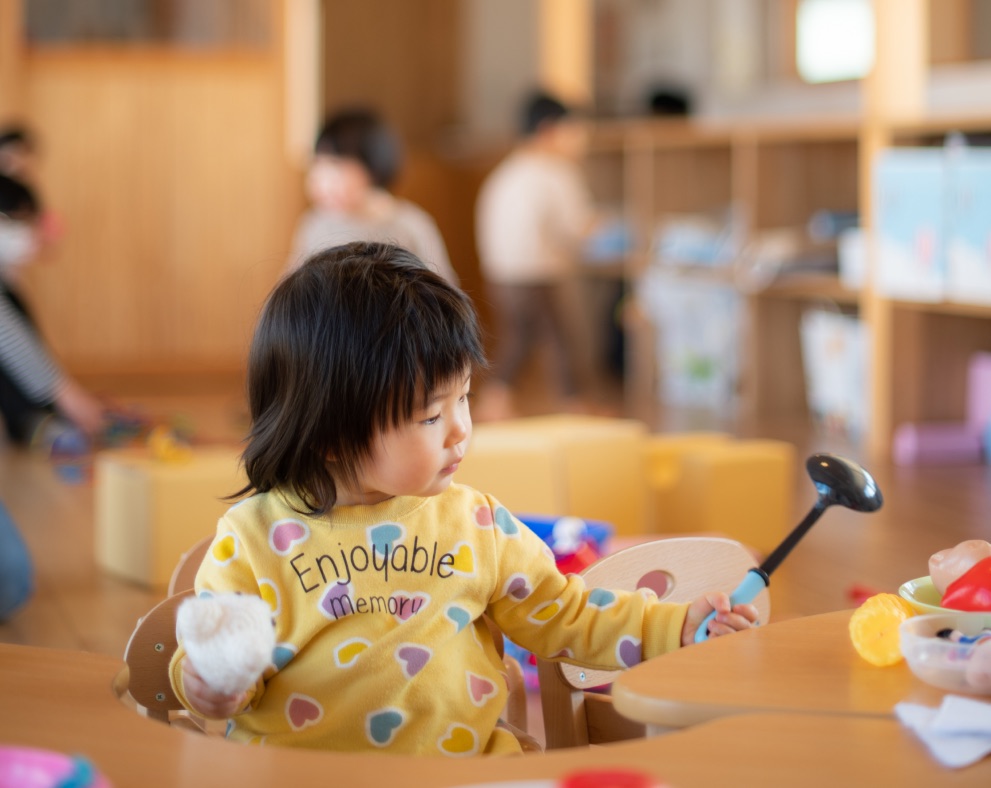 おままごとで遊ぶ子ども